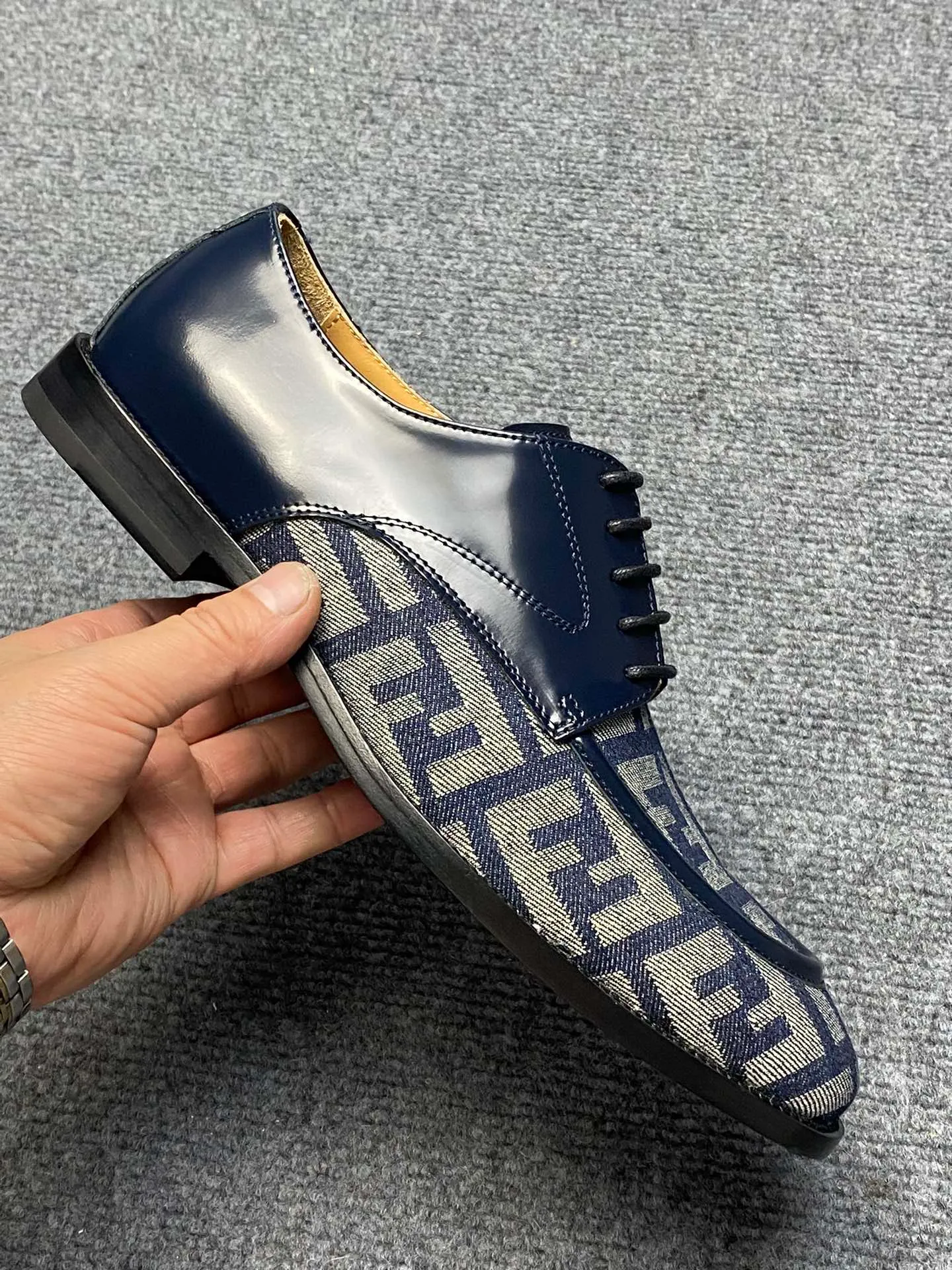 Factory price 960FENDI Fendi men's breathable and comfortable leather shoes. Original development. The leather outsole is made of leather. Counters copy one to one. Imported counter cowhide. Imported water dyes cattle. 38 to 44. (45.46. can be ordered. 47.